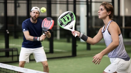 Hogyan kell megjátszani a röptét a padelben – tippek a technikára, taktikára és a gyors labdákra is