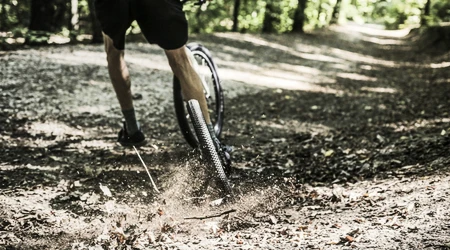 Hogyan kezeljük a kátyúkat, gyökereket és kanyarokat a rollerrel nyaktörés nélkül