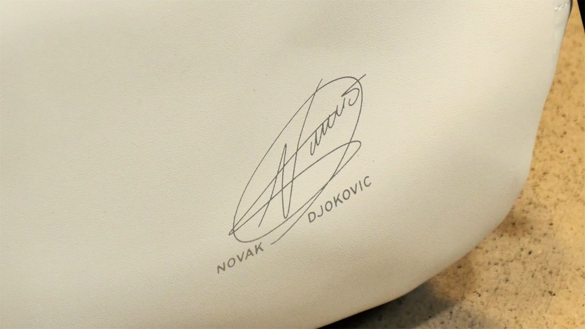 Novak Djokovic egy Head Speed teniszütővel