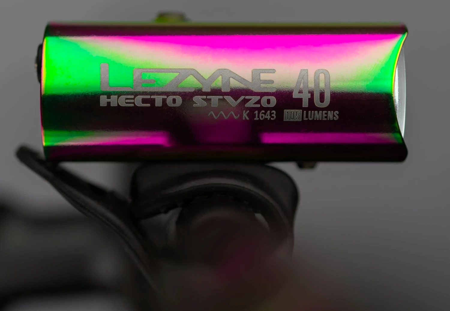 A Lezyne HECTO DRIVE STVZO 40 elülső lámpa eredeti "Neo Metallic" kivitelben nagy teljesítményű LED-del van felszerelve, amely akár 40 lux (105 lumen) fényerőt és akár hét órás üzemidőt biztosít.