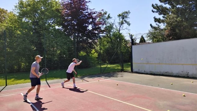 Az egyik változat a „squash-tenisz“, ahol két játékos játszik. Javítsd a kondíciódat bármely életkorban.